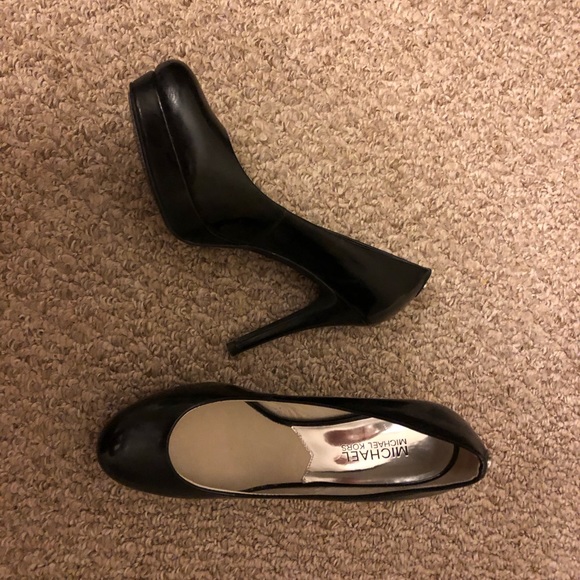 Michael Kors Black Closed Round Toe Heels Size 8 - Picture 2 of 3